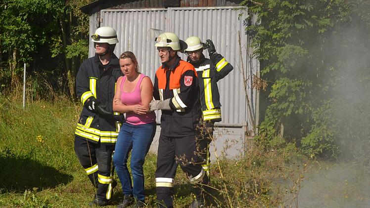 Unter realistischen Bedingungen übten die Feuerwehren aus Bad Kissingen, sowie Aschach und Oberthulba den Ernstfall.  Foto: Peter Rauch