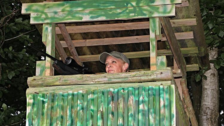 Monika Heim aus Heubach auf dem Hochsitz mit ihrem Repetiergewehr. Foto: Helmut Will