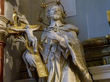 Der Heilige Johannes Nepomuk in der St. Martin-Kirche. Als einziger Heiliger außer Maria wird der Prager Priester mit einem Sternenkranz dargestellt. Fotos: Marion Krüger-Hundrup