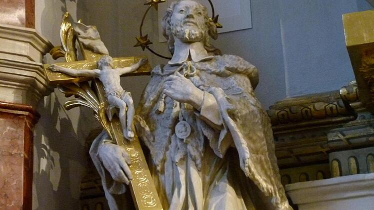 Der Heilige Johannes Nepomuk in der St. Martin-Kirche. Als einziger Heiliger außer Maria wird der Prager Priester mit einem Sternenkranz dargestellt. Fotos: Marion Krüger-Hundrup