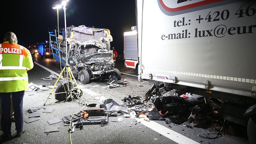 Kleintransporter rast in Lkw: Fahrer tödlich verletzt