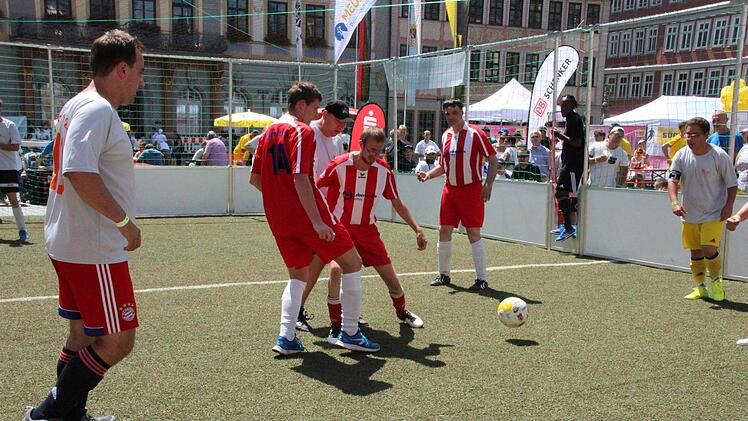 Impressionen vom Jubiläumsturnier des FC FED Olé auf dem Coburger Marktplatz.Oliver Schmidt