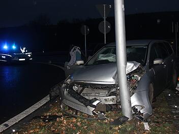 Am frühen Samstagmorgen (24. November 2018) kracht ein Ford Focus aus dem Kreis Hildburghausen gegen den Mast einer Laterne am Kronacher Südkreisel. Ein Mann wird leicht verletzt.  Der Fahrer hatte 1,48 Promille.  Foto: Andreas Schmitt