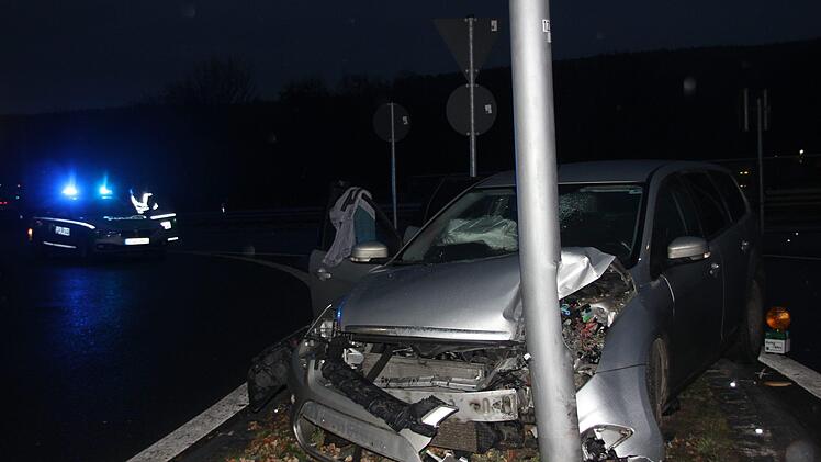 Am frühen Samstagmorgen (24. November 2018) kracht ein Ford Focus aus dem Kreis Hildburghausen gegen den Mast einer Laterne am Kronacher Südkreisel. Ein Mann wird leicht verletzt.  Der Fahrer hatte 1,48 Promille.  Foto: Andreas Schmitt