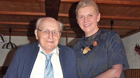 Am Samstag feierte Georg Pfadenhauer seinen 85. Geburtstag. Das Bild zeigt ihn mit B&uuml;rgermeisterin Susanne Grebner.  Foto: Heike Sch&uuml;lein