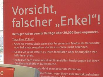 Das  Plakat warnt vor "falschen Enkeln". Mit dem "Enkeltrick" haben Betrüger nichtsdestotrotz immer wieder Erfolg. Foto: Horst Ossinger, dpa