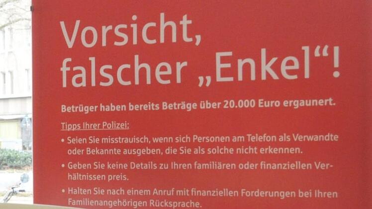 Das  Plakat warnt vor "falschen Enkeln". Mit dem "Enkeltrick" haben Betrüger nichtsdestotrotz immer wieder Erfolg. Foto: Horst Ossinger, dpa
