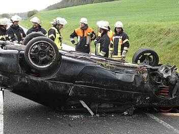 Auf dem Dach blieb der total besch&auml;digte Mazda liegen. Der Fahrer erlitt schwere Verletzungen.  Christian Licha