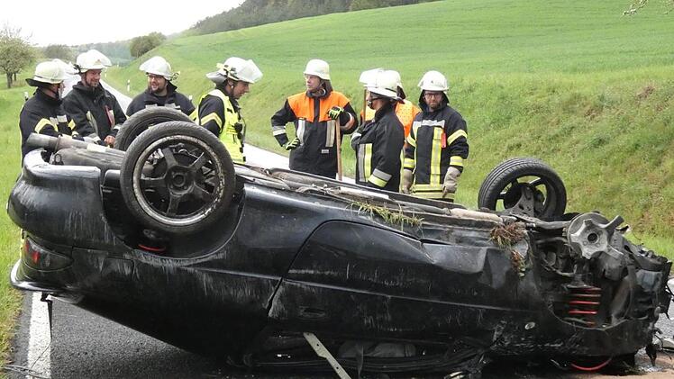 Auf dem Dach blieb der total beschädigte Mazda liegen. Der Fahrer erlitt schwere Verletzungen.  Christian Licha