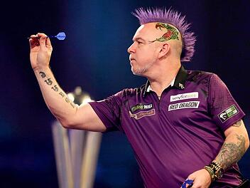 Der amtierende Dart-Weltmeister Peter Wright (Schottland) in Aktion Foto: Steven Paston/PA Wire/dpa