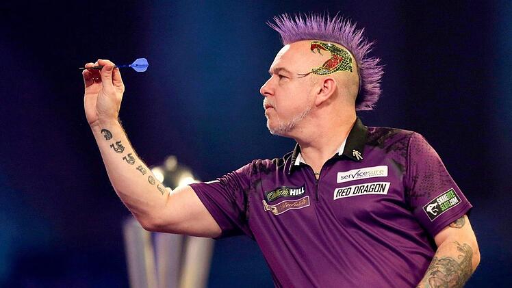 Der amtierende Dart-Weltmeister Peter Wright (Schottland) in Aktion Foto: Steven Paston/PA Wire/dpa