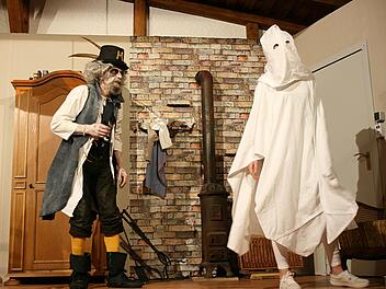 Eine Szene aus dem Stück,in dem mehr oder weniger gruselige Gestalten aufeinandertreffen.Maria Löffler