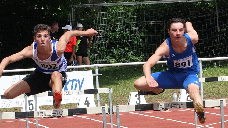 Flott über die 110 Meter Hürden waren der neue Bezirksmeister Niklas Amthor (rechts) und der Zweite Moritz Fischer vom TSV Bad Kissingen. Foto: Nürnberger