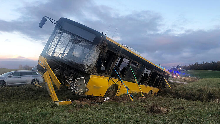 Schwerer Busunfall mit 13 Sch&uuml;lern bei Laberweinting