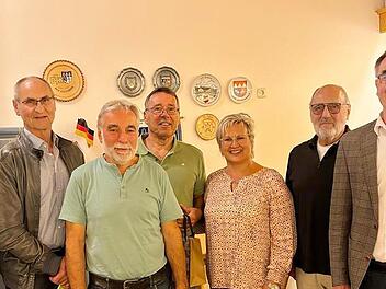 Unser Foto zeigt (von links) das neue Ehrenmitglied Erwin Kiesel, Jochen Kreuzer, Thomas Hofmann, Manfred Kiesel, Anita Hofmann, Georg Troppmann und Bürgermeister Harald Hofmann.