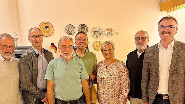 Unser Foto zeigt (von links) das neue Ehrenmitglied Erwin Kiesel, Jochen Kreuzer, Thomas Hofmann, Manfred Kiesel, Anita Hofmann, Georg Troppmann und Bürgermeister Harald Hofmann.