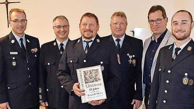 Dominik Sikora (dritter von links) erhielt die Urkunde f&uuml;r 25 Jahre aktiven Dienst von KBM Tobias Winterbauer (links). Unser Bild zeigt au&szlig;erdem (weiter von links) Kommandant Gerd Riedel, Vorsitzenden Udo Schneider, B&uuml;rgermeister J&uuml;rgen G&auml;belein ...