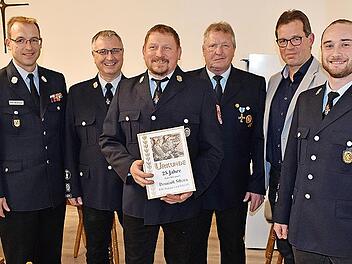 Dominik Sikora (dritter von links) erhielt die Urkunde für 25 Jahre aktiven Dienst von KBM Tobias Winterbauer (links). Unser Bild zeigt außerdem (weiter von links) Kommandant Gerd Riedel, Vorsitzenden Udo Schneider, Bürgermeister Jürgen Gäbelein ...