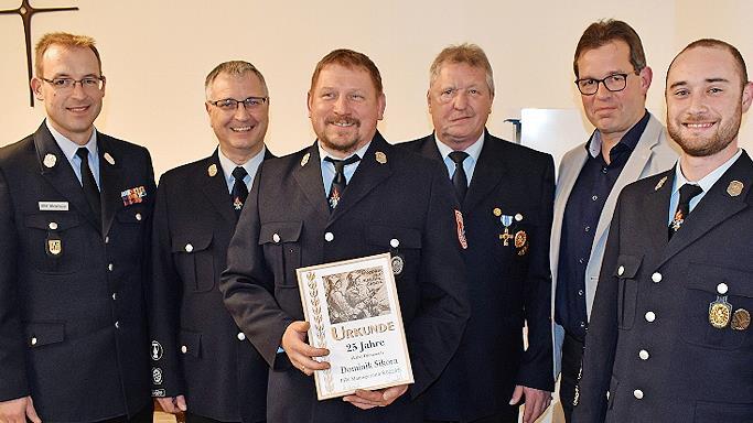 Dominik Sikora (dritter von links) erhielt die Urkunde für 25 Jahre aktiven Dienst von KBM Tobias Winterbauer (links). Unser Bild zeigt außerdem (weiter von links) Kommandant Gerd Riedel, Vorsitzenden Udo Schneider, Bürgermeister Jürgen Gäbelein ...