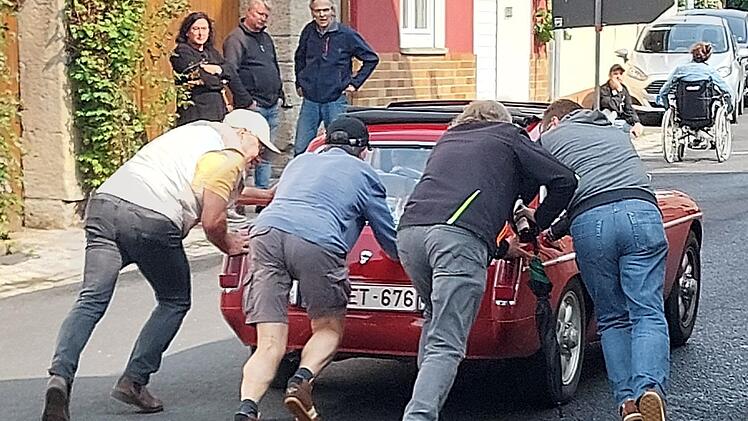 Zwischenzeitlich mussten Zuschauer auch Starthilfe leisten.
