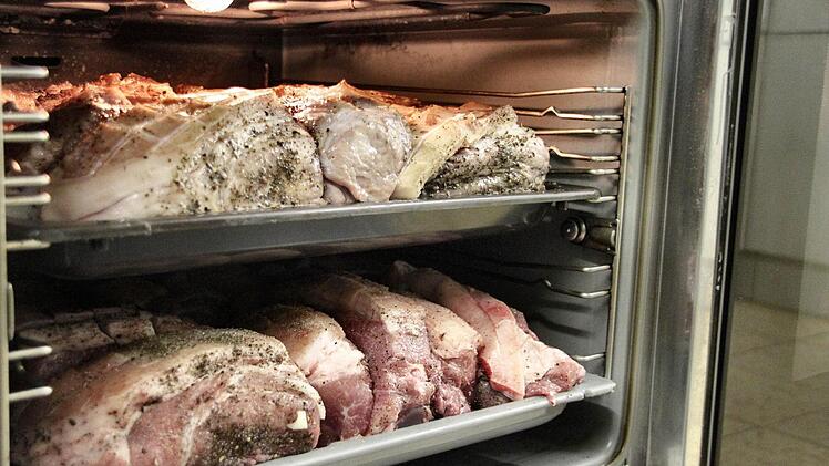 Deutlich mehr Arbeit macht die fränkische Küche. Zwei Stunden werden diese Schäuferla im Ofen brutzeln.