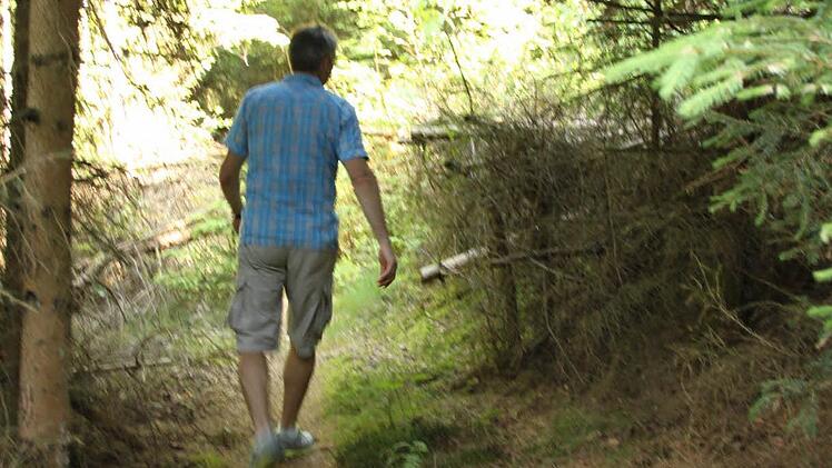 Durch manche Dickung führ der Pfad, den Werner Freitag (im Bild) von störender Vegetation befreit hat.