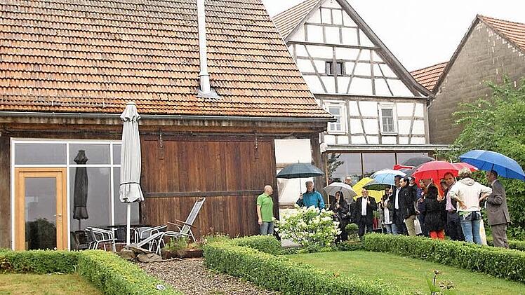Der Kreistag-Kulturausschuss schaute sich das herrlich sanierte Anwesen von Thomas und Silvia Schuhmann in Köslau (Stadt Königsberg) an. Rechts ist das restaurierte Fachwerkhaus, das der Familie als Wohnung dient, und links die Ferienwohnung.  Foto: Günther Geiling