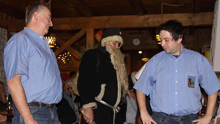 2. Vorsitzender Michael Müller und Kassier Andreas Buckreus jun. hatte mit den Schläger zu kämpfen. Haben sie doch versucht den alten Schwartn auf Kreuz zu legen.   Foto: Michael Wunder