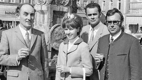 Eleganter Gastgeber: Erich Schneider und Edgar Hirt (Dritter und Vierter von links) mit Weinkönigin Heide-Marie Römmert aus Volkach und Fred Rohr von "Frankenwein - Frankenland" beim Weinfest 1970.