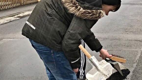 Teamarbeit der Jugendlichen beim Straßenkehren. Foto: JFZ Pfaffendorf