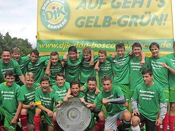 Die DJK-Talente (jeweils v. l., hinten) freuen sich &uuml;ber den Sprung in die Bayernliga: Trainer Holger Denzler, Luis Drechsel, Marcel Sperling, Kilian Mucklbauer, Jan-Herbert Linz, Robin Schneider, Jeremias Arneth, Michael Theinhardt, Leon Heimrath, Lucas Schmitt, Valentin Bleier; (vorne) Tobias Kaufmann, Joshua Singer, Felix Leisgang, Elias Pye, Leonhard Neff, Manuel Bauer, Leon St&ouml;cklein und Nico Paulus. Es fehlt Co-Trainer Paul G&uuml;nthner. Foto: privat