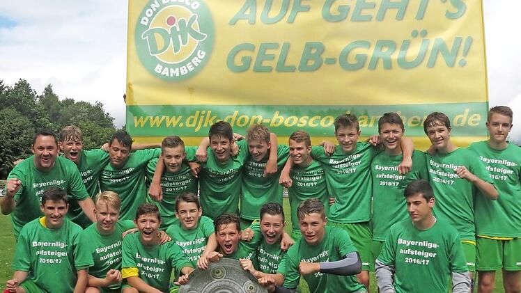 Die DJK-Talente (jeweils v. l., hinten) freuen sich &uuml;ber den Sprung in die Bayernliga: Trainer Holger Denzler, Luis Drechsel, Marcel Sperling, Kilian Mucklbauer, Jan-Herbert Linz, Robin Schneider, Jeremias Arneth, Michael Theinhardt, Leon Heimrath, Lucas Schmitt, Valentin Bleier; (vorne) Tobias Kaufmann, Joshua Singer, Felix Leisgang, Elias Pye, Leonhard Neff, Manuel Bauer, Leon St&ouml;cklein und Nico Paulus. Es fehlt Co-Trainer Paul G&uuml;nthner. Foto: privat
