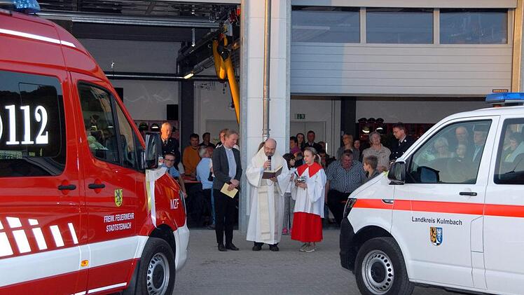 Die neuen Autos und  weitere Einsatzfahrzeuge der Feuerwehren ...