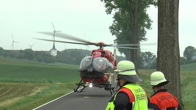 Am Donnerstagmorgen ist eine Autofahrerin im Kreis Haßberge von der Fahrbahn abgekommen und frontal gegen einen Baum geprallt. Sie wurde mit lebensgefährlichen Verletzungen in ein Krankenhaus geflogen.  Foto: NEWS5 / Licha
