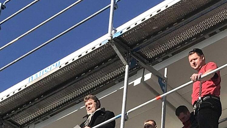 Bürgermeister Horst Rehder und Roland Nendel wünschten den Feuerwehrleuten unfallfrei Einsätze.