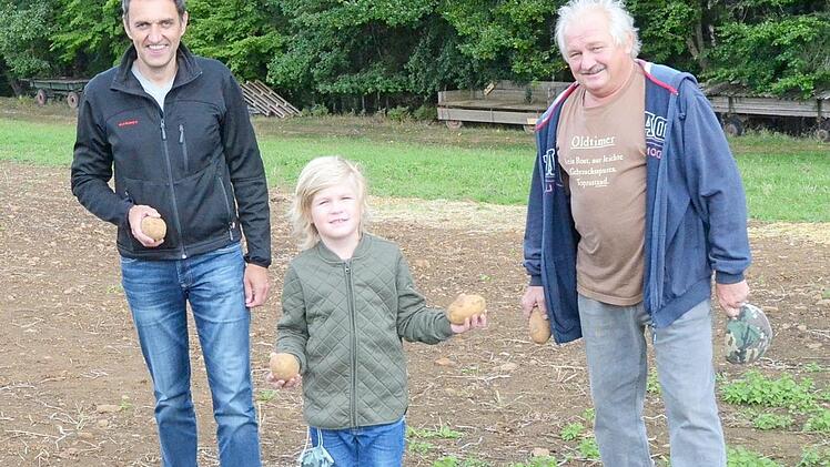 Der siebenjährige Franz Weinmann ist der erste Kartoffelkönig im Bierdorf Weißenbrunn. Mit ihm freuen sich Bürgermeister Jörg Neubauer (links) und Opa Kurt Fiedler.  Foto: K.- H. Hofmann