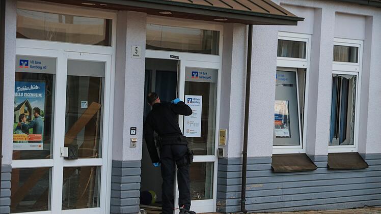 Geldautomat von bislang Unbekannten gesprengt