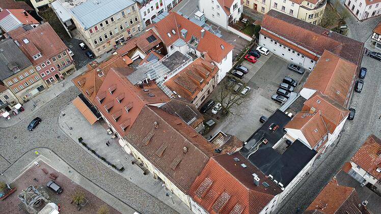 Vom Marktplatz (links) bis zum Viehmarkt (rechts) erstrecken sich die aktuellen Räume der Merkur-Bank. Die Privatbank will aber neue Wege gehen.