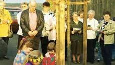 1995: Baumpflanzung am Friedhof