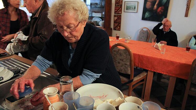 Wie in einer großen Familien geht es in der Demenz-Wohngruppe zu: Alle helfen zusammen, jeder nach  seinen Möglichkeiten. Fotos: Michael Gründel