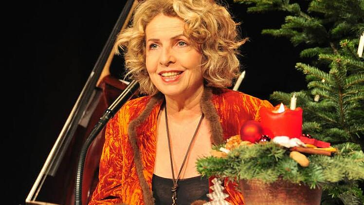 Die Fernsehschauspielerin Michaela May war beim Kulturamt Haßfurt zu Gast und präsentierte ihre liebsten Weihnachtsgeschichten in der Stadthalle in Haßfurt. Fotos: ul