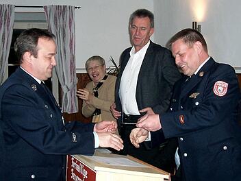 2. Kommandant Uwe Degan wird vom Feuerwehr-Vereinsvorsitzenden Frank Weidt für seine 30-jährige Mitgliedschaft geehrt. Feuerwehrreferentin Rosmarie Richter und Oberbürgermeister Siegfried Müller zollen Degan Beifall.  Fotos: Marina Zimmermann