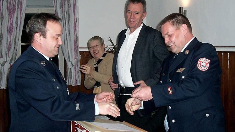 2. Kommandant Uwe Degan wird vom Feuerwehr-Vereinsvorsitzenden Frank Weidt für seine 30-jährige Mitgliedschaft geehrt. Feuerwehrreferentin Rosmarie Richter und Oberbürgermeister Siegfried Müller zollen Degan Beifall.  Fotos: Marina Zimmermann