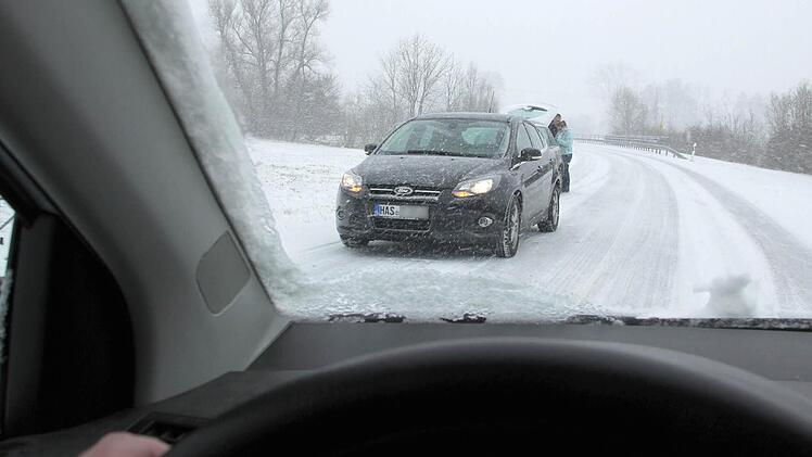 Meist gingen die Zusammenstöße, wie dieser Auffahrunfall bei Ebern, mit Blechschäden ab. Dennoch meldeten die Polizeibeamten in Haßfurt und Ebern schon nach wenigen Stunden auch Leichtverletzte.