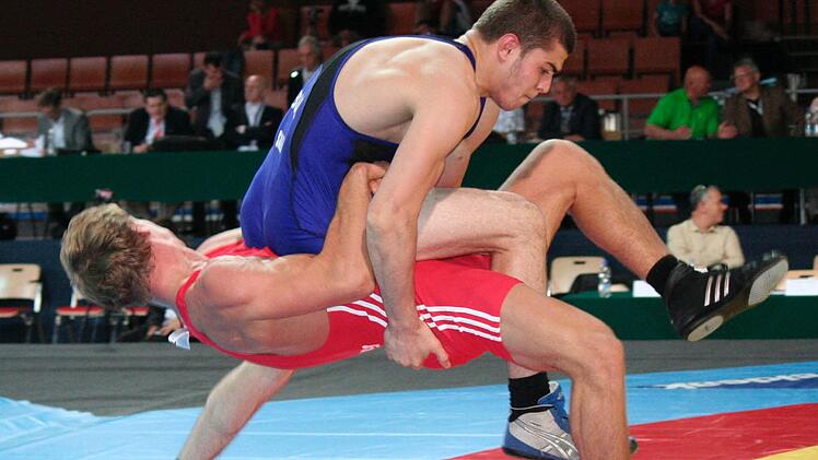 Der Lichtenfelser Hannes Wagnererkämpfte versucht hier in seinem ersten Kampf den Bulgaren Sali Sali zu werfen, Foto: Jörg Richter