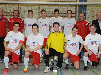 Stadtmeister TSV Reiterswiesen (hinten, von links): Jan Mast, Jochen Haberle, Lukas Müller, Joachim Hofmann, Fabian Reith, Marcel Röder, Norman Hirschmann und 2. Bürgermeister Thomas Leiner sowie (vorne, von links) Adrian Reith, Philipp Pfaff, Tobias Windberg, Michael Böse und Markus Neugebauer. Foto: Hopf