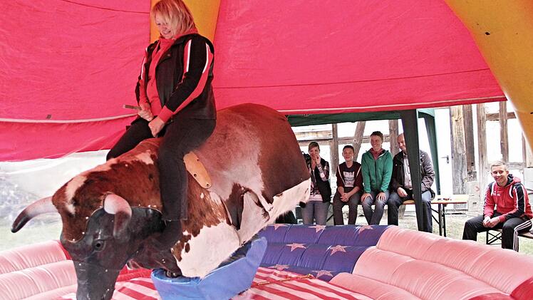 Eva Greiff, Vorsitzende des Karate-Dojo Untermerzbach, hielt sich ganz gut im Sattel. Der Stier zeigte sich bei ihr etwas ruhiger.  Fotos: Helmut Will