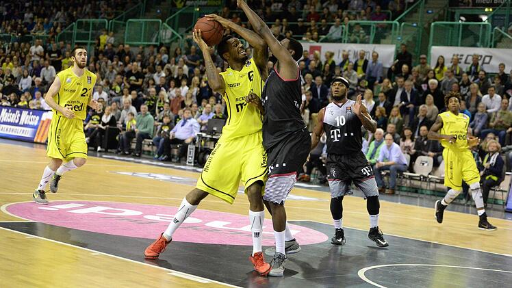 John Flowers wird vom Bonner Jimmy McKinney abgeblockt. Foto: Peter Mularczyk