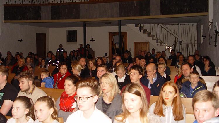 Die Friedenskirche war voll besetzt von treuen Fans der "Young Beats" - Familie, Freunde, Nachbarn - alle waren begeistert. Foto: Brigitta Kempe-Wolf