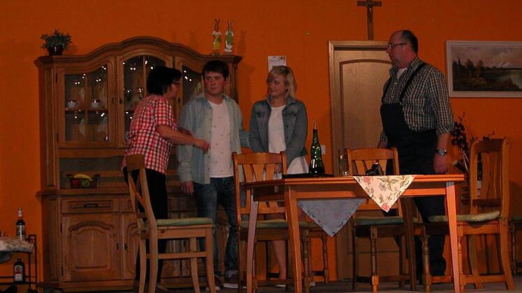 "Politiker haben kurze Beine" heißt das Stück, dass die Haarder Laiendarsteller noch an zwei Terminen zeigen.  Foto: Ewald Kiesel